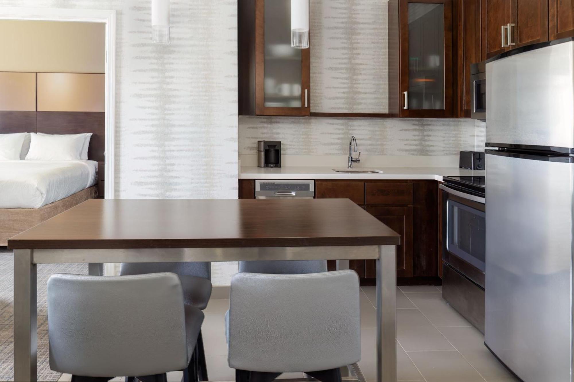 Two-Bedroom Suite with Bath Tub - Mobility Accessible,1580790605:JPEG